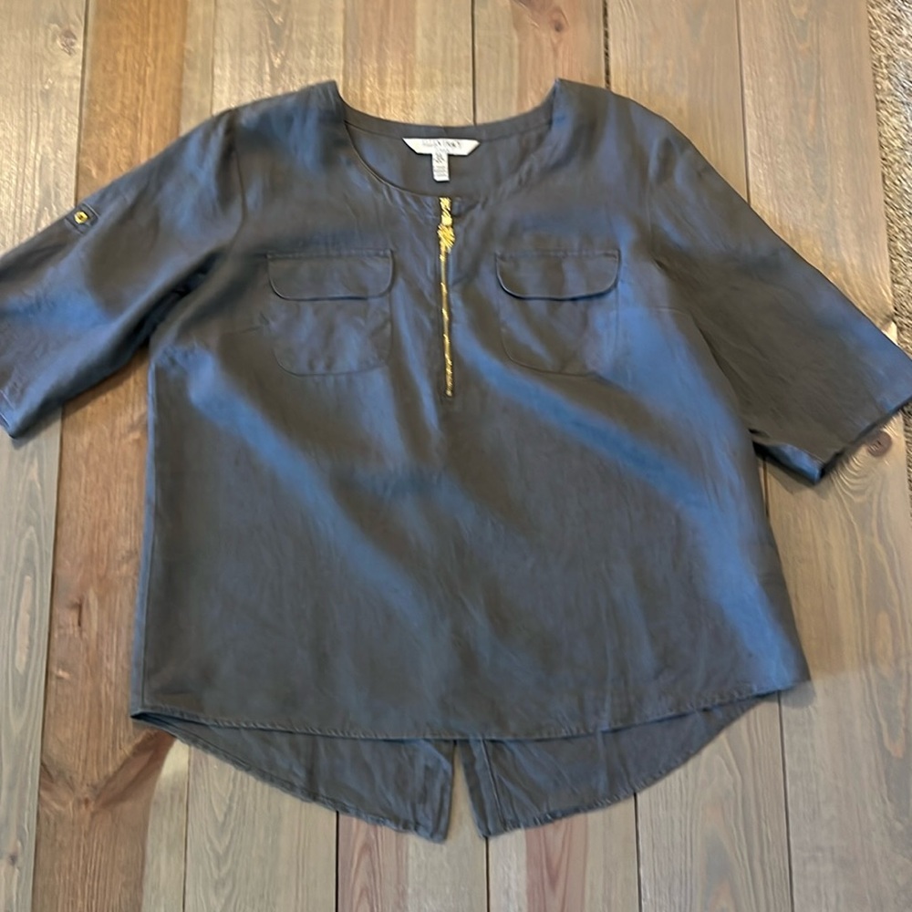 Ellen Tracy gray linen short sleeve top with 1/4 gold zipper. XL